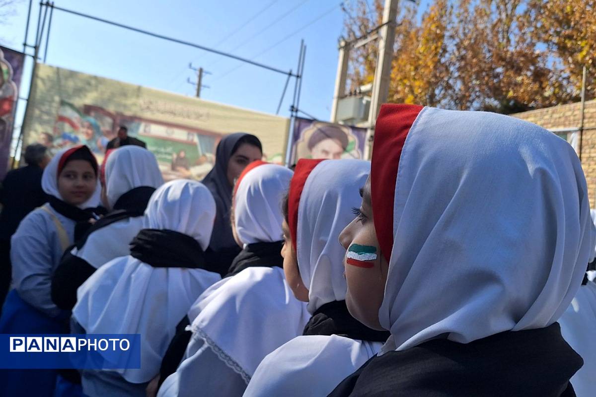 برگزاری راهپیمایی یوم الله ۱۳ آبان با حضور دانش‌آموزان و مسئولین در صفادشت 