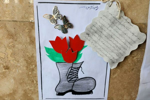 اجرای طرح «لاله‌های روشن» در دبیرستان هیات امنایی فرزانگان با هدف ترویج فرهنگ ایثار