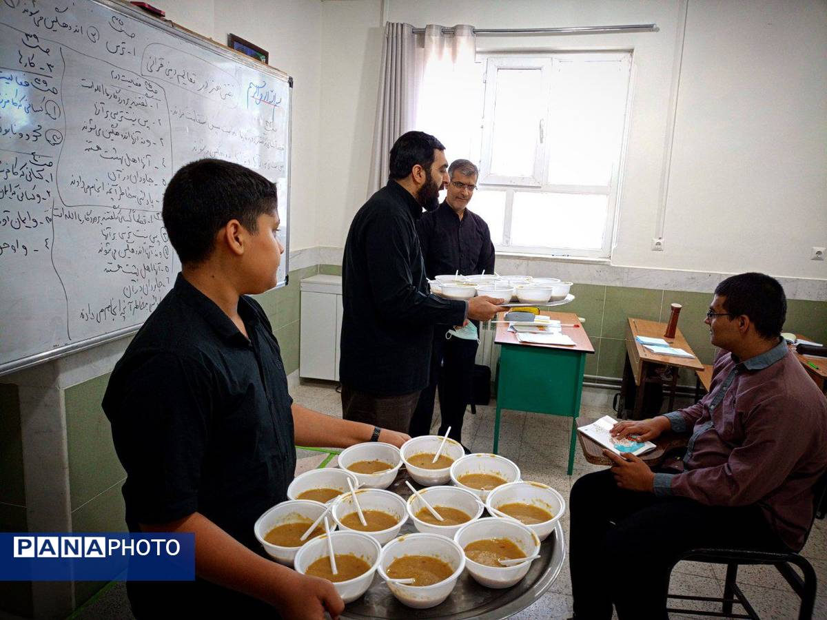 پخش غذای نذری بین دانش آموزان دبیرستان میثاق 