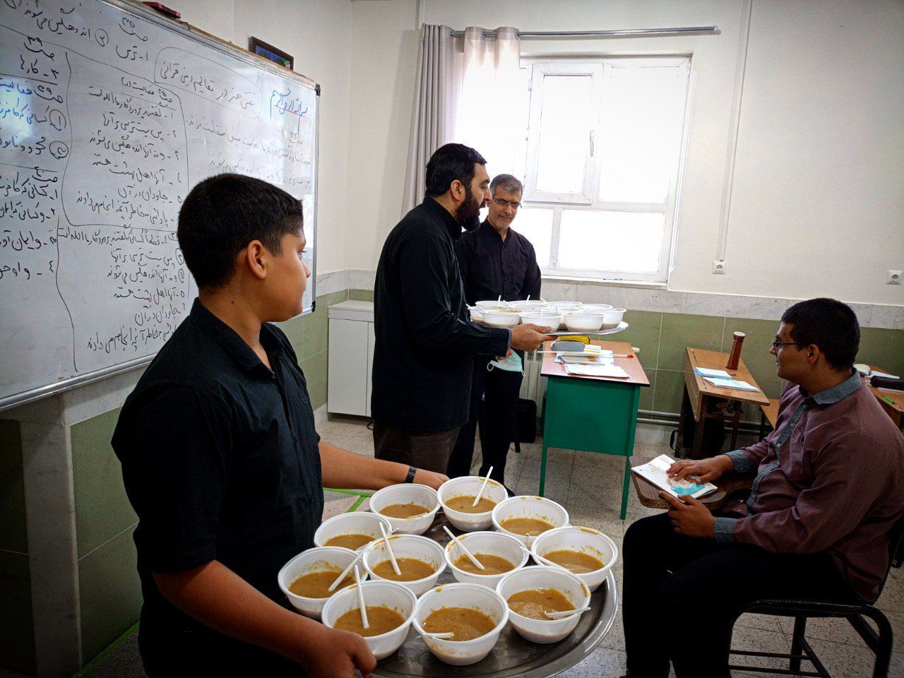 پخش غذای نذری بین دانش آموزان دبیرستان میثاق 