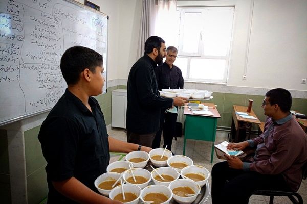 پخش غذای نذری بین دانش آموزان دبیرستان میثاق 
