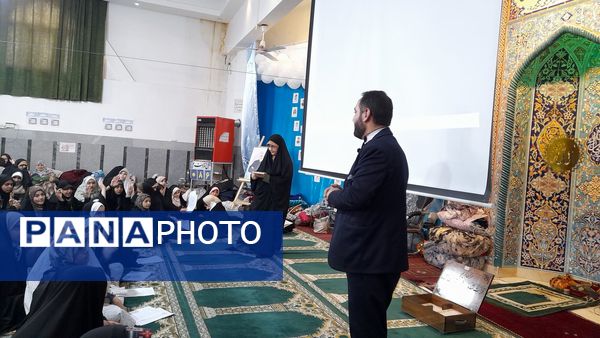 پرسش وپاسخ کارشناس قرآن، عترت و نماز در جمع معتکفین مسجد فاطمیه گنبد سبز نیشابور