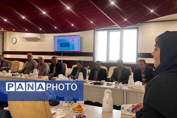 تقدیر از دانش‌آموز نخبه پژوهش‌سرای کاوش در شورای آموزش و پرورش کهریزک