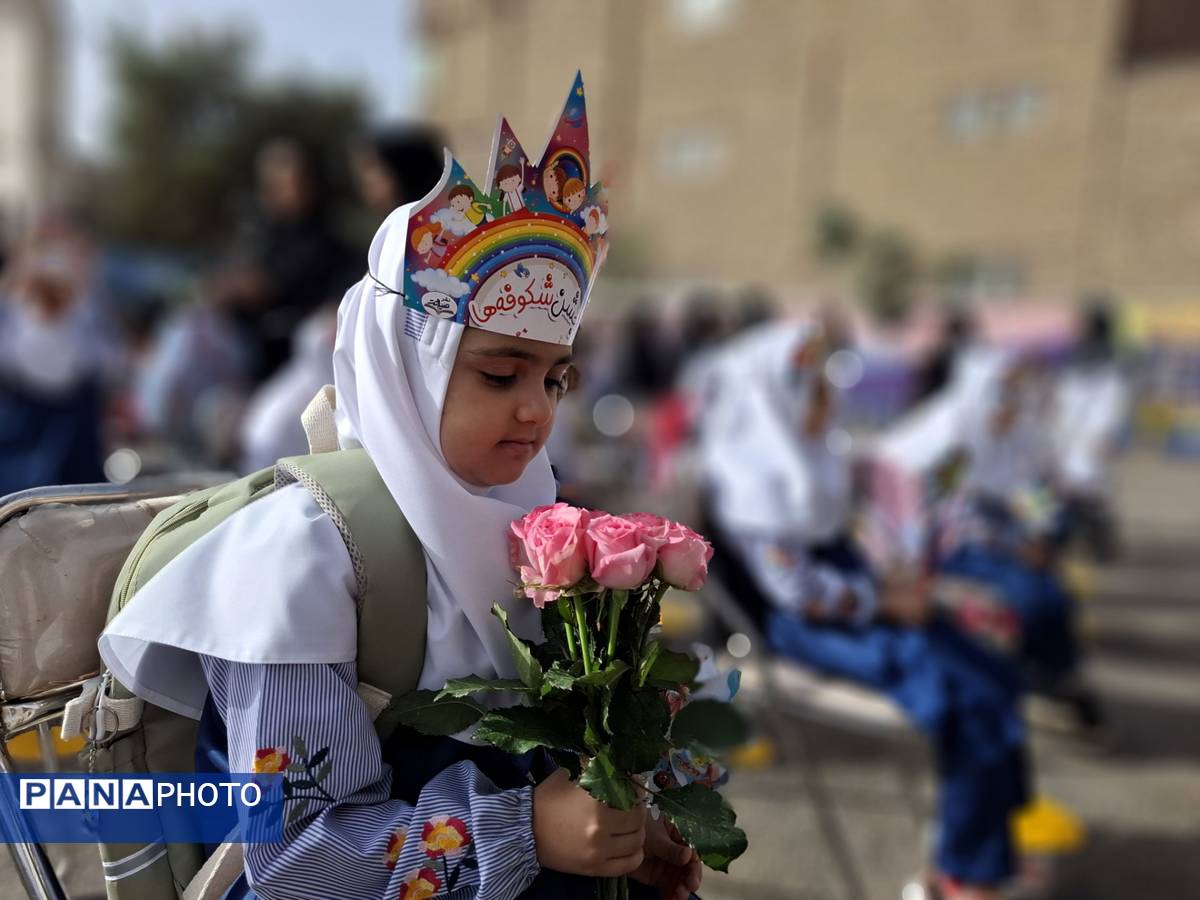 جشن شکوفه ها در دبستان مصلی نژاد