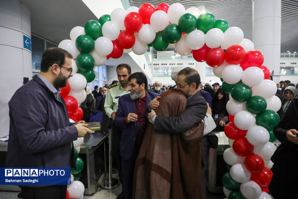 آیین بدرقه دانش‌آموزان و مربیان عمره‌گزار به سرزمین وحی