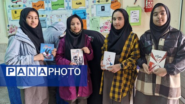 مراسم‌ هفته‌ کتاب‌ و‌ کتابخوانی‌ در‌ دبیرستان‌ نمونه‌ اندیشه‌‌ کاشمر