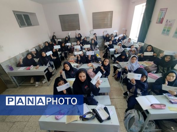 توزیع برگ های کنگره ۱۸۰۰۰شهیدخراسان رضوی 