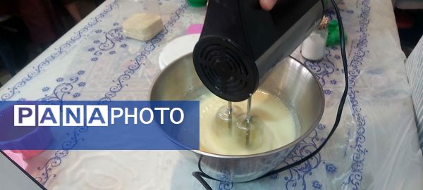 شیرینیِ دوستی اردوی دختران مهدیه در کارگاه شیرینی‌پزی کانون  امام خمینی(ره)