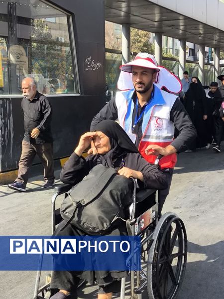 خدمت جوانان هلال‌احمر همدان به زائران رضوی در طرح ملی «قدم به قدم در مسیر بهشت»