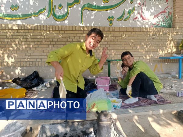 ناهار وحدت با طعم  شادی و لذت در مدرسه شاهد حاج مصلحیان