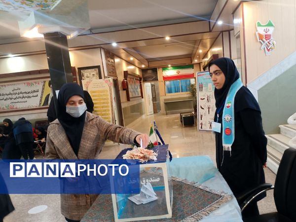 انتخاب نماینده دانش آموزان در دبیرستان نمونه فرهنگ مهشید مصلی نژاد ناحیه ۶
