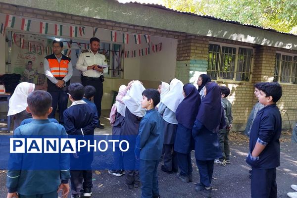 هدایای فرهنگی هفته پدافند غیرعامل به مدارس روستایی فیروزکوه رسید