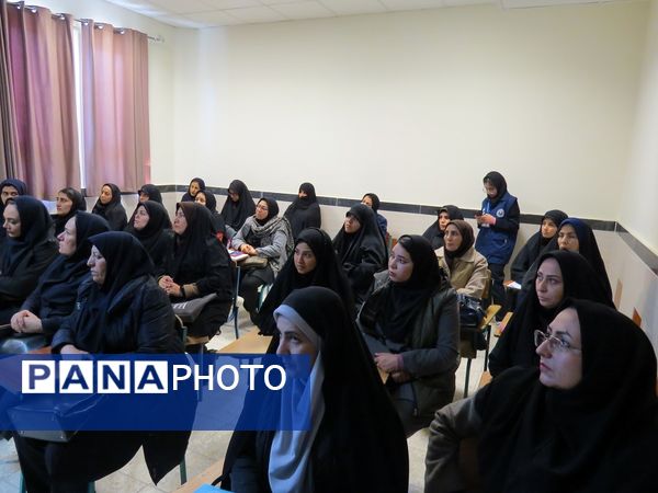 بازدید مدیر کل آموزش و پرورش استان از کلاس های ضمن خدمت سازمان دانش‌آموزی بجنورد 