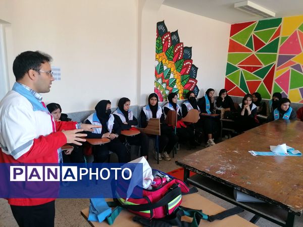 نواختن زنگ زلزله در دبیرستان کوشش شهرستان فاروج 