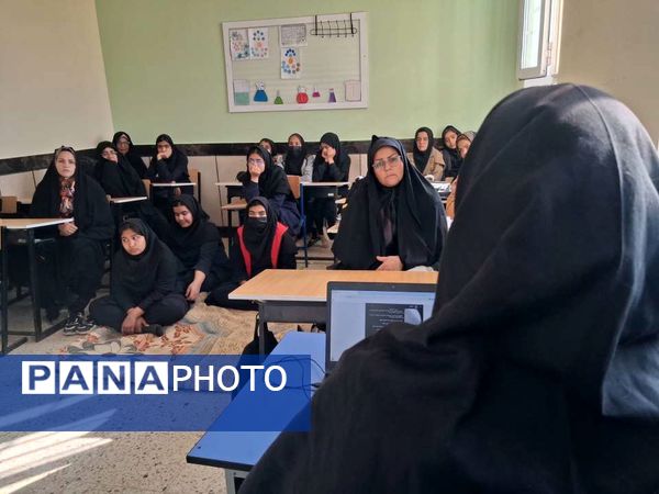 دومین جلسه هدایت تحصیلی پایه نهم در دبیرستان مادرمهربان خلیل آباد