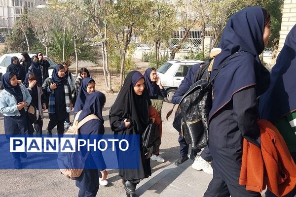 بازدید دانش‌آموزان از کتابخانه فرهنگسرای قلم در بهارستان‌دو