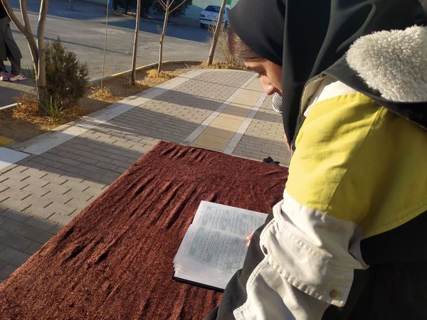 مراسم صبحگاه در دبیرستان دخترانه امید 