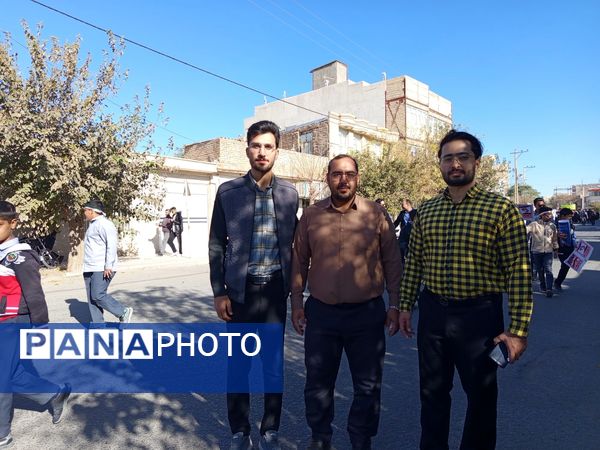 قدم‌های کوچک، ایمان‌های بزرگ؛ حضور باشکوه دانش‌آموزان دبستان برادران ابراهیمی‌نیا در ۱۳ آبان