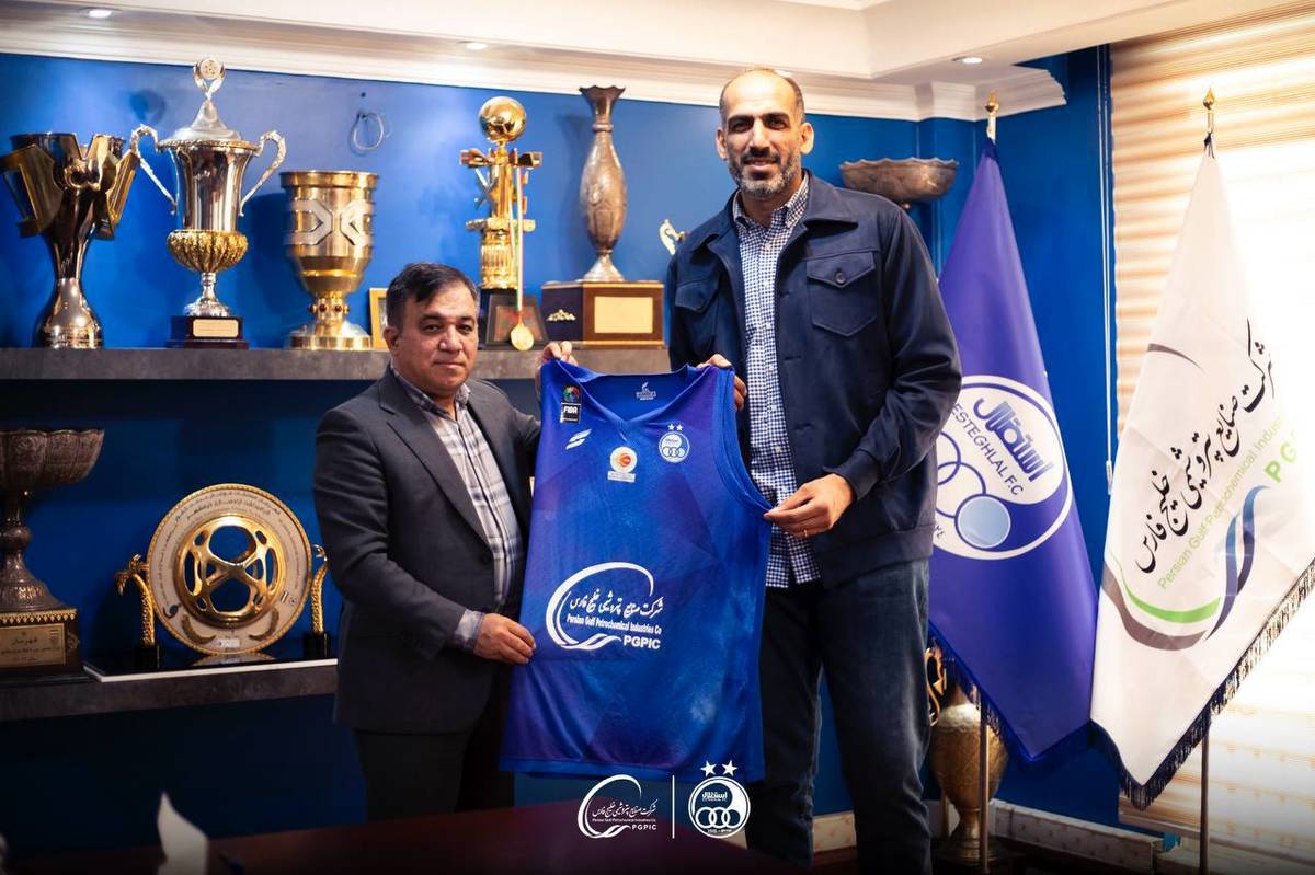 «هیولای شرق» آبی پوش شد/ پیراهن استقلال بر تن حامد حدادی