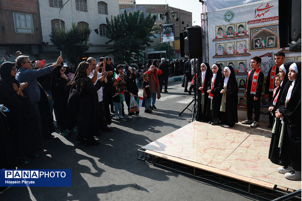 موکب «عشاق‌الحسین» سازمان دانش آموزی در راهپیمایی خانوادگی جاماندگان اربعین حسینی - تهران