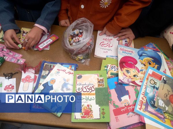 جشن هفته  کتاب خوانی در دبستان فرهنگ فرازمند