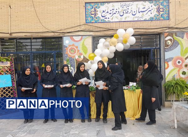 جشن سپاس معلم در هنرستان فنی حرفه‌ای بدیع ناحیه یک