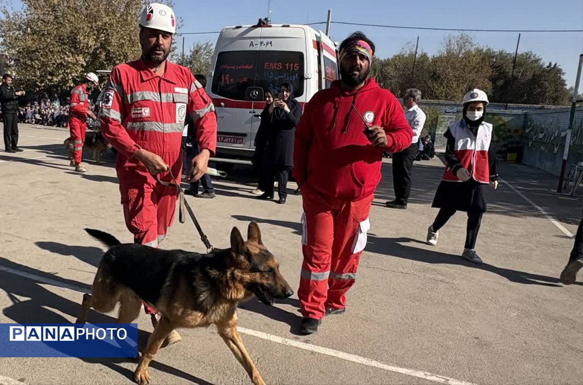 برگزاری مانور سراسری زلزله و ایمنی در مدرسه شهید دهقان 