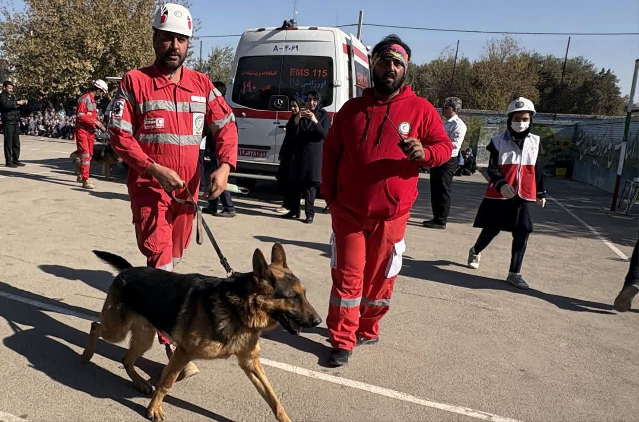 برگزاری مانور سراسری زلزله و ایمنی در مدرسه شهید دهقان 
