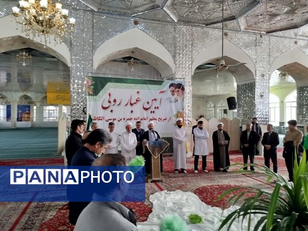 آیین غبارروبی ضریح مطهر امامزاده حمزه بن موسی کاظم (ع)