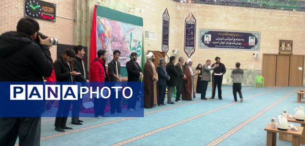 تقدیر از دانش‌آموزان برگزیده ناحیه چهار قم در جشنواره «فردا»
