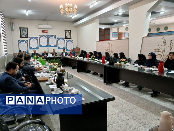  اولین نشست هم اندیشی مدیران متوسطه دوره دوم در دبیرستان مهشید مصلی نژاد