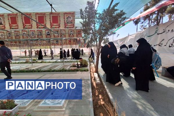 حضور دانش آموزان دبیرستان حجاب ناحیه یک شهرری در گلزار شهدا