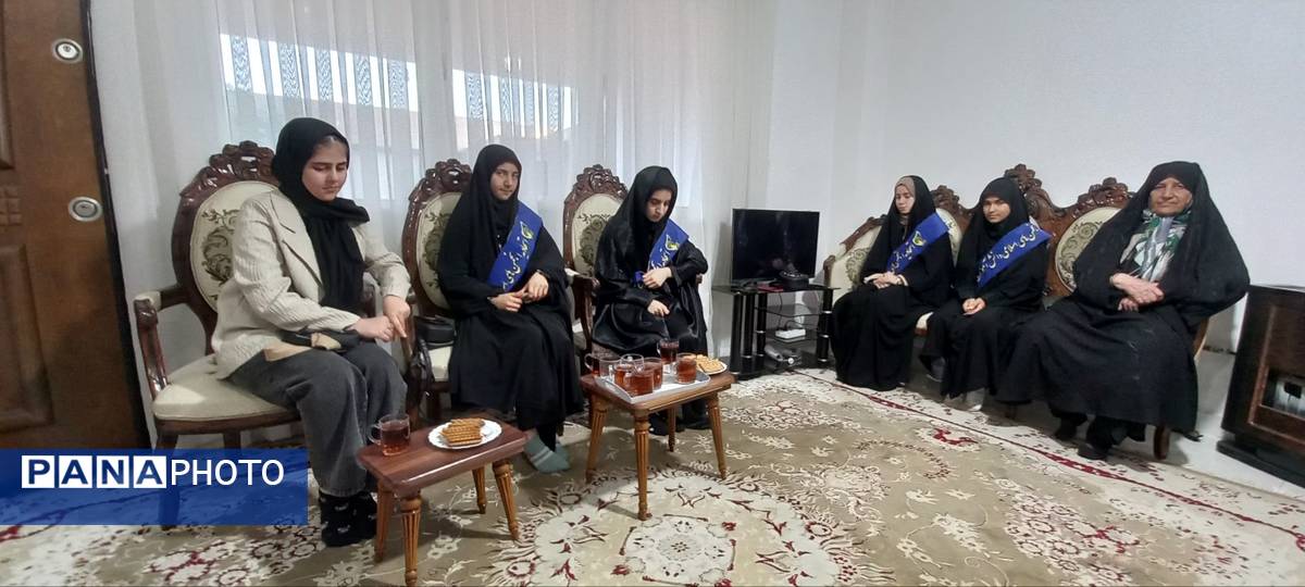 دیدار دانش‌آموزان دبیرستان بهار آزادی با همسر شهید مجید رجایی