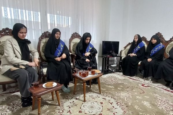 دیدار دانش‌آموزان دبیرستان بهار آزادی با همسر شهید مجید رجایی