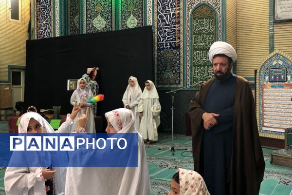 حضور دانش آموزان دبستان هدی یک به مناسبت هفته پیشگیری از آسیب های اجتماعی در مسجد صاحب الزمان (عج) 