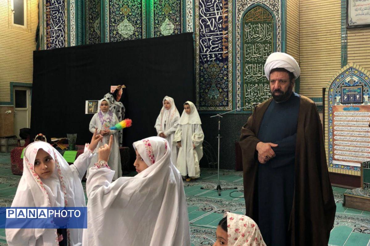 حضور دانش آموزان دبستان هدی یک به مناسبت هفته پیشگیری از آسیب های اجتماعی در مسجد صاحب الزمان (عج) 