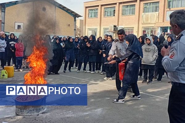 حضور‌ آتش نشانان شهر قدس در دبیرستان فرزانگان