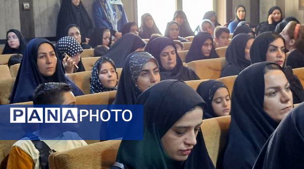  اولین نمایشگاه آثار هنری با موضوع عفاف و حجاب در کانون ملائک شهرستان قرچک