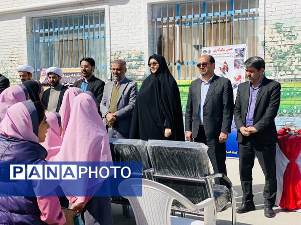 نواختن زنگ جشن نیکوکاری در دبستان زینب قهرمانی مه ولات