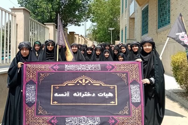 ۱۲۰۰‌ دانش‌آموز در حرکتی نمادین، پیاده‌روی اربعین را بازسازی کردند