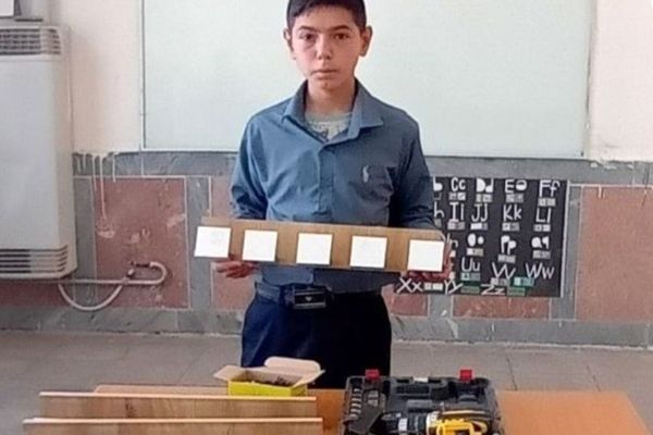 ابتکار نوجوان دبیرستانی در ساخت رخت‌آویز برای کلاس‌های مدرسه