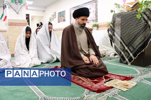 اقامه نماز جماعت در دبیرستان هجرانی پردیس به امامت امام جمعه شهرستان