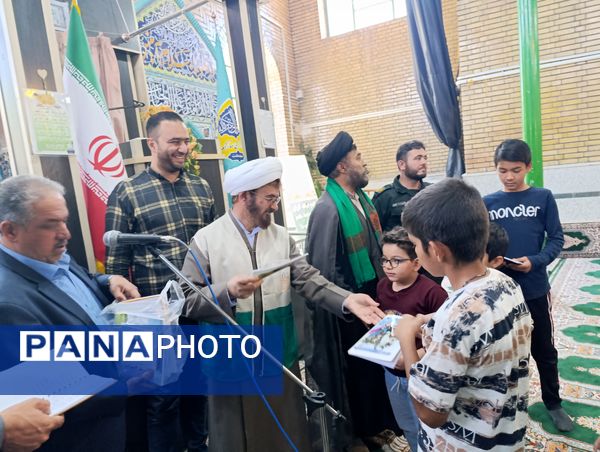 اهدای هدایای متبرک به نمازگزاران سفیددشت