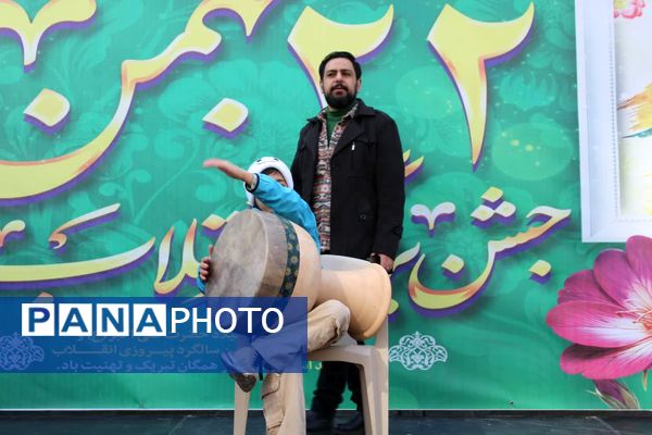 تجلی حضورفرهنگیان و دانش‌آموزان منطقه ۱۰ در جشن انقلاب