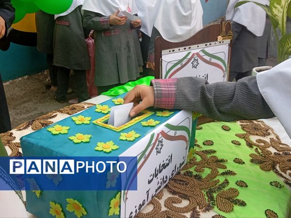 انتخابات شورای دانش آموزی در دبستان دخترانه نرجس یک 