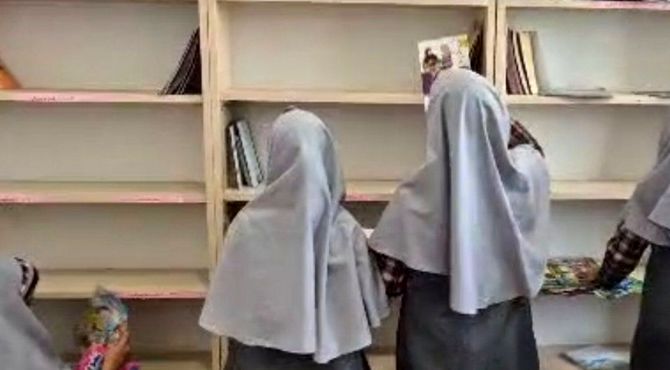 وقتی دانش‌آموزان روستای گردکوه دنیا را از پنجره کتابخانه مدرسه می‌بینند