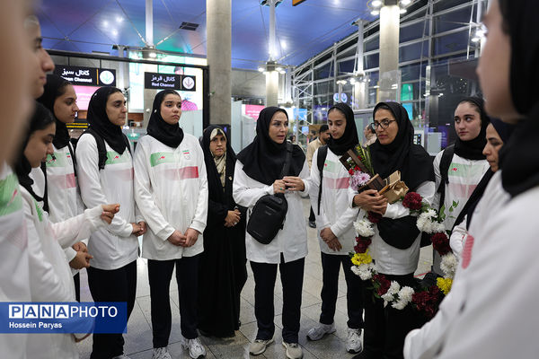 بازگشت طلایی‌پوشان بلندقامت دانش‌آموز ایران با کاپ قهرمانی