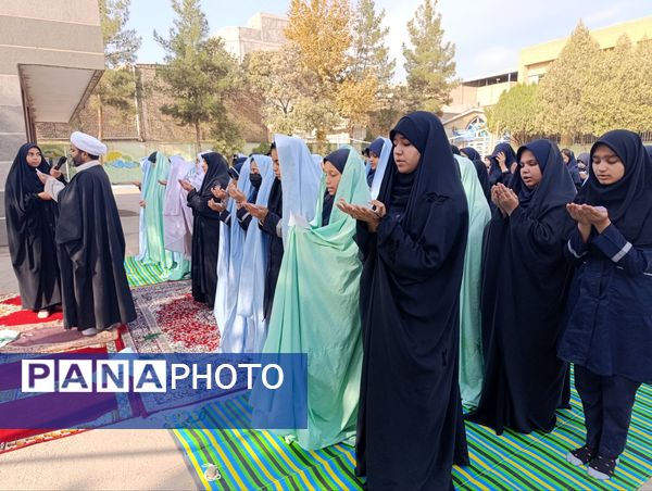 اقامه نماز باران در مدرسه شاهد قدسیان