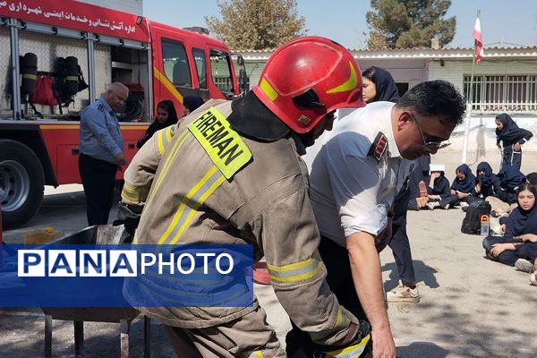 آموزش اصول اولیه آتش‌نشانی در مدرسه زکیه صباشهر