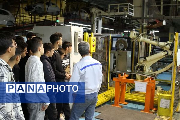 بازدید هنرجویان مکانیک از خط تولید پارس‌خودرو